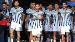Aura pur! Argentiniens Gang aus dem Spielertunnel ist Kult.