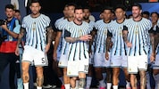 Aura pur! Argentiniens Gang aus dem Spielertunnel ist Kult.