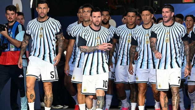 Aura pur! Argentiniens Gang aus dem Spielertunnel ist Kult.