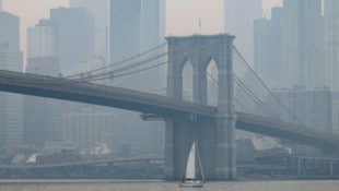 EPA/CHRISTOPHER NEUNDORF Düstere Aussichten! In New York herrscht durch die Waldbrände in New York dicke Luft.