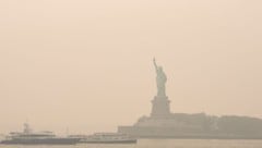 Die New Yorker Freiheitsstatue ist derzeit nur mit einem guten Kameraojektiv auszumachen.