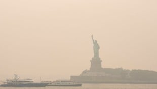 Die New Yorker Freiheitsstatue ist derzeit nur mit einem guten Kameraojektiv auszumachen.