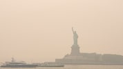 Die New Yorker Freiheitsstatue ist derzeit nur mit einem guten Kameraojektiv auszumachen.