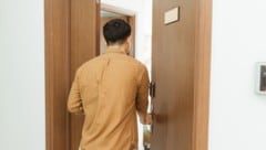 Schock für den Inhaber: Beim Betreten der Wohnung stand er plötzlich zwei Fremden gegenüber ...