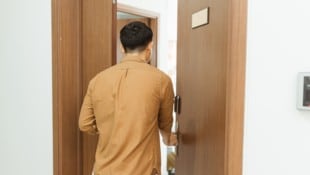Schock für den Inhaber: Beim Betreten der Wohnung stand er plötzlich zwei Fremden gegenüber ...