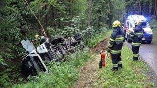 Der Milchtransporter kam in Gaal von einer schmalen Straße im Wald ab und kippte um. 