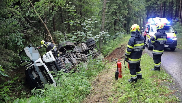 Der Milchtransporter kam in Gaal von einer schmalen Straße im Wald ab und kippte um.