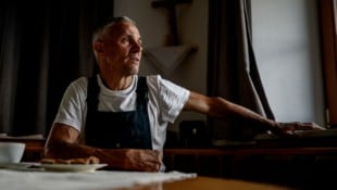 Imre Antal Toni Hafellner blickt hinaus auf Felder, die früher einmal sattgrün waren.