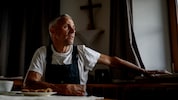 Toni Hafellner blickt hinaus auf Felder, die früher einmal sattgrün waren.