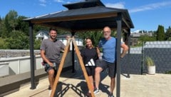 Bernd, Jenny und Alex (v.l.) unter dem fertigen Pavillon 