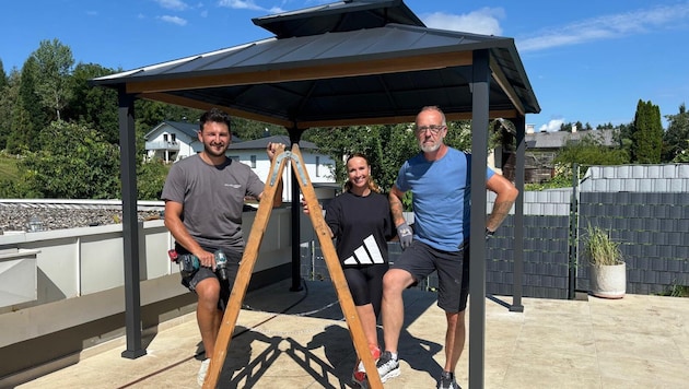 Bernd, Jenny und Alex (v.l.) unter dem fertigen Pavillon