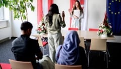 Die junge Afghanin Hamida im Gelöbniszimmer, kurz darauf ist sie Österreicherin.
