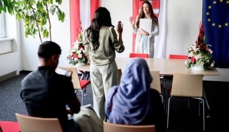 Die junge Afghanin Hamida im Gelöbniszimmer, kurz darauf ist sie Österreicherin.