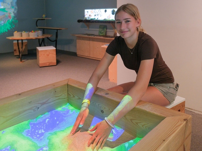 Sarah im Ars Electronica Center, das auch für Jugendlich spannende Computeranwendungen bietet.