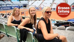 Sabine (rechts) mit ihren beiden Töchtern Emily und Marie (links) im Center Court.