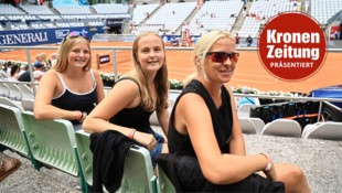 Sabine (rechts) mit ihren beiden Töchtern Emily und Marie (links) im Center Court.
