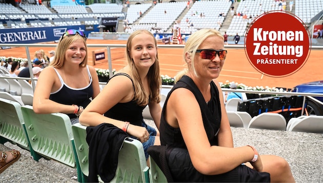 Sabine (rechts) mit ihren beiden Töchtern Emily und Marie (links) im Center Court.