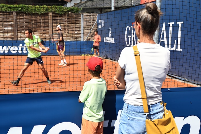 Dieses Mutter-Sohn-Duo sah den Spielern beim Aufwärmen zu.