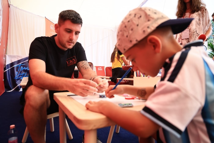André (5) entdeckte bei der Malstation seine kreative Ader – mit Papa Mathias.