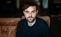 Thomas Perle wurde 2023 für sein Stück „karpatenflecken“ mit einem Nestroy-Preis ausgezeichnet. ...