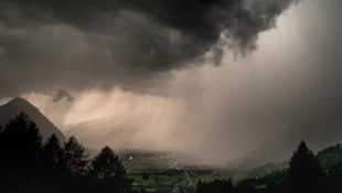 Der Sonntag bleibt unbeständig. Vom Westen her ziehen teils heftige Gewitter übers Land ...