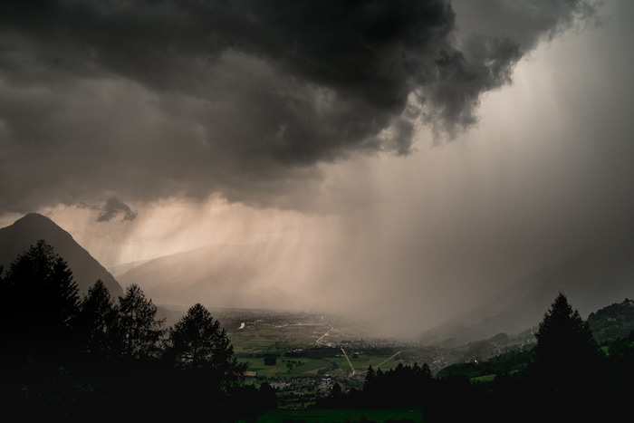 Der Sonntag bleibt unbeständig. Vom Westen her ziehen teils heftige Gewitter übers Land ...