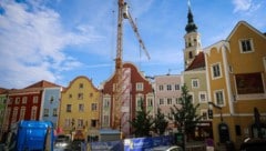 Auf der Vorder- und Rückseite des einsturzgefährdeten Hauses wurden Kräne aufgestellt. Die ...