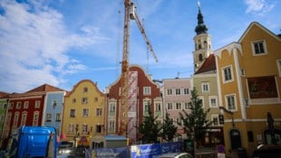 Pressefoto Scharinger/Daniel Scharinger Auf der Vorder- und Rückseite des einsturzgefährdeten Hauses wurden Kräne aufgestellt. Die ...