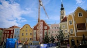 Auf der Vorder- und Rückseite des einsturzgefährdeten Hauses wurden Kräne aufgestellt. Die ...