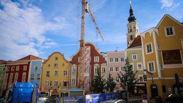 Auf der Vorder- und Rückseite des einsturzgefährdeten Hauses wurden Kräne aufgestellt. Die ...