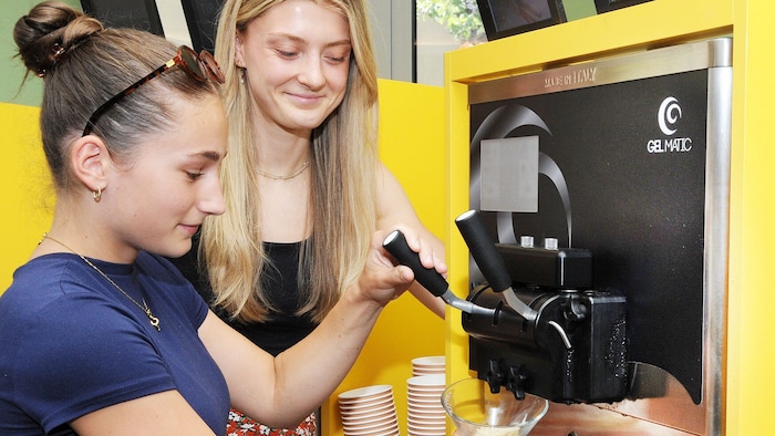 Der Hebel kann das Eis beliebig im Becher portioniert werden