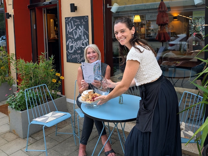 Der Kuchen, den Gastgeberin Emily Redakteurin Christa Blümel anbietet, ist hausgemacht und ...