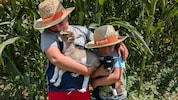 Die beiden Buben, die Tiere lieben, finden Ablenkung auch bei den Ziegenbabys