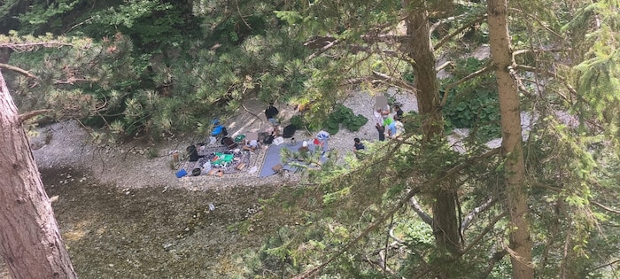 Ganze Teppiche, manchmal sogar mit zusätzlicher Deko, werden für einen Badetag an der kühlen ...