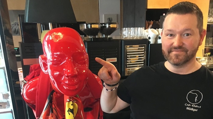 Lokalbetreiber Rüdiger Reinprecht und die zwischenzeitlich „nackte“ Statue.