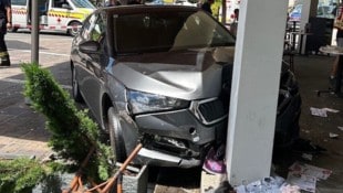 Beim Einparken überfuhr die Lenkerin eine Parkfläche und krachte mit dem Wagen in den stark ...