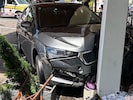 Beim Einparken überfuhr die Lenkerin eine Parkfläche und krachte mit dem Wagen in den stark ...