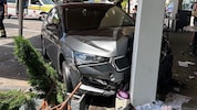 Beim Einparken überfuhr die Lenkerin eine Parkfläche und krachte mit dem Wagen in den stark ...