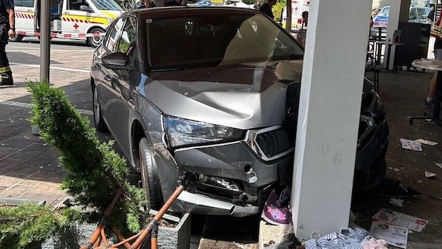 Beim Einparken überfuhr die Lenkerin eine Parkfläche und krachte mit dem Wagen in den stark ...