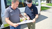Bezirksfeuerwehrkommandant Patrick Skubel (re.) spricht von einem „Meilenstein“ für Wehren
