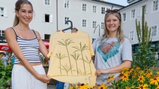 Iris und Florentina mit einem Shirt mit Blumendruck