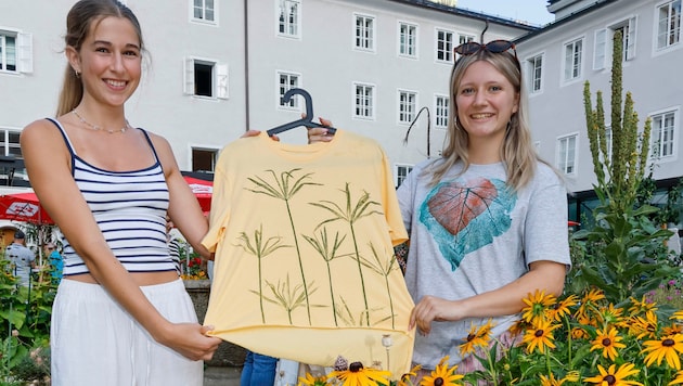 Iris und Florentina mit einem Shirt mit Blumendruck