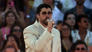 Bad Bunny hatte am Samstagabend sechs Songs gespielt, bevor das Konzert aufgrund eines Unwetters ...