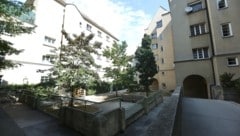 Über den Innenhof des Mehrparteienhauses flüchtete der unbekannte Täter.