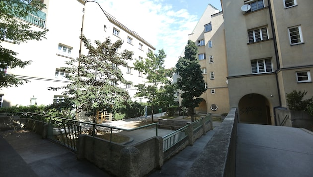Über den Innenhof des Mehrparteienhauses flüchtete der unbekannte Täter.