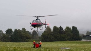 Auch der Polizeihubschrauber ging in die Luft, um bei der Brandbekämpfung zu helfen.