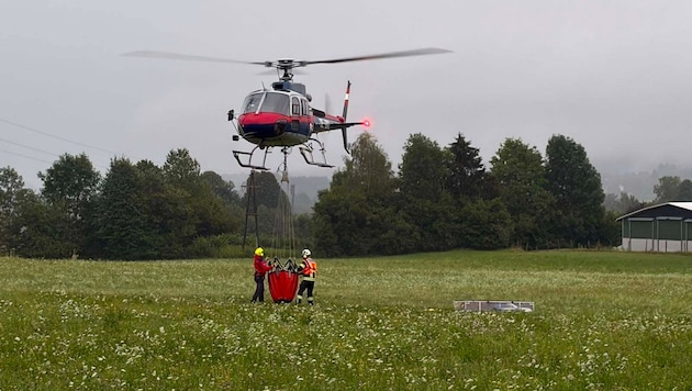Auch der Polizeihubschrauber ging in die Luft, um bei der Brandbekämpfung zu helfen.
