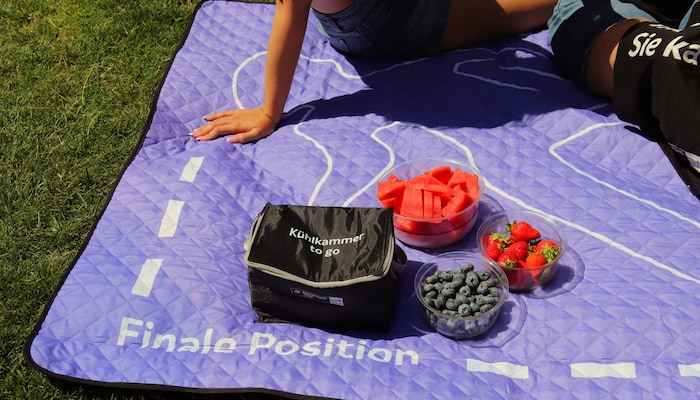 Melone, Erdbeeren, Heidelbeeren: Neben der Kühltasche „Kühlkammer to go“ wird die Picknickdecke ...