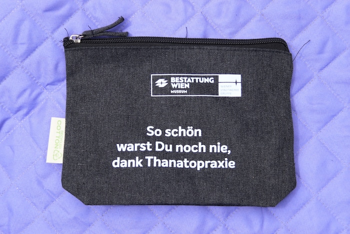 Die Kosmetiktasche „So schön warst du noch nie, dank Thanatopraxie“ erinnert an die Kunst der ...