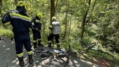 Die Frau lag verletzt im Bachbett und musste von der Feuerwehr gerettet werden.